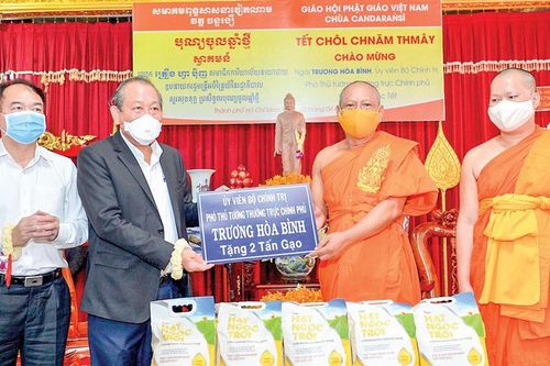 Đồng chí Trương Hòa Bình thăm, chúc Tết Chôl Chnăm Thmây tại chùa Chantaranansay