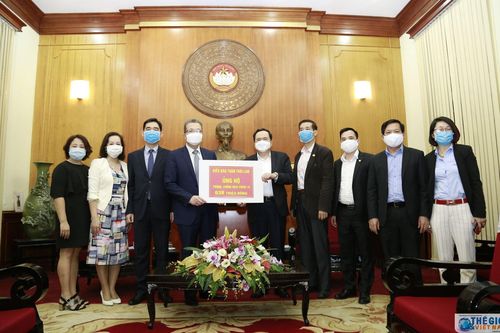 Thứ trưởng Ngoại giao Đặng Minh Khôi trao tiền quyên góp của kiều bào ủng hộ phòng, chống Covid-19