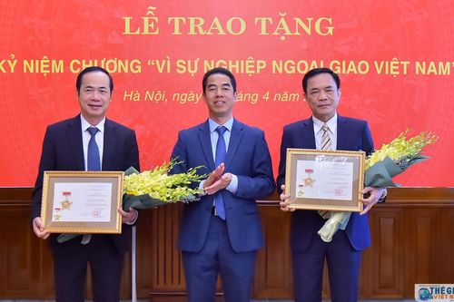 Bộ Ngoại giao trao Kỷ niệm chương cho lãnh đạo Ban Cơ yếu Chính phủ