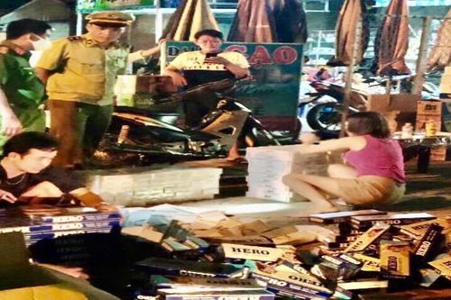 Bắt giữ 2 đối tượng vận chuyển gần 4.400 bao thuốc lá điếu nhập lậu là hàng cấm
