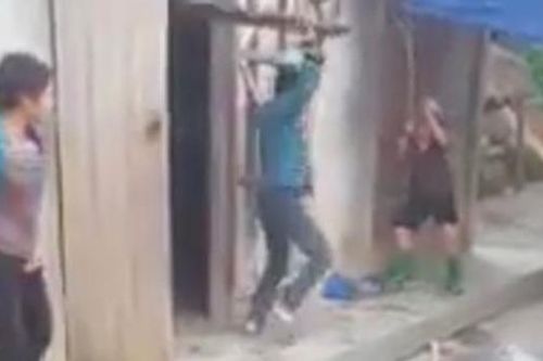 Con trai dùng ghế đánh mẹ nằm bất động ở Yên Bái