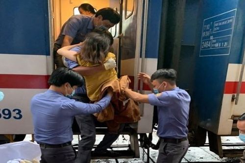 Bé gái nặng 3kg được sinh trên tàu Thống Nhất