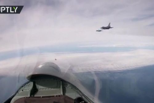 Hai chiếc Su-27 của Nga theo đuôi F-16 của Bỉ trên biển Baltic