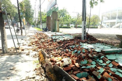 Lốc lớn ở Bình Dương làm tường SVĐ Gò Đậu đổ sập