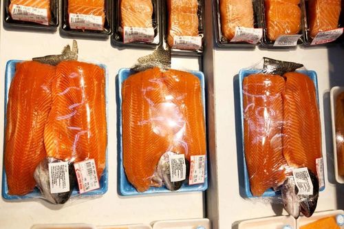 Cá hồi tiêu thụ trong nước giảm mạnh, người tiêu dùng hưởng lợi