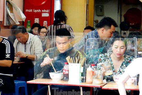 Dựng 'tường' mica để... ăn phở thời dịch COVID-19