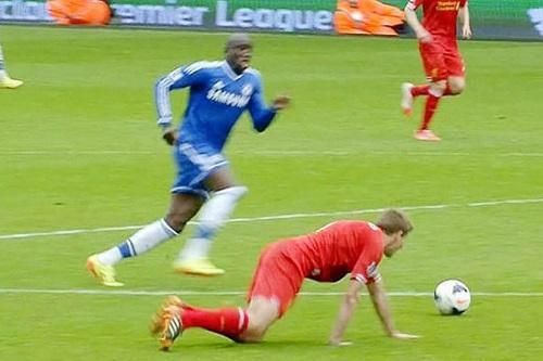 Ngày này năm xưa: Gerrard và cú trượt chân định mệnh