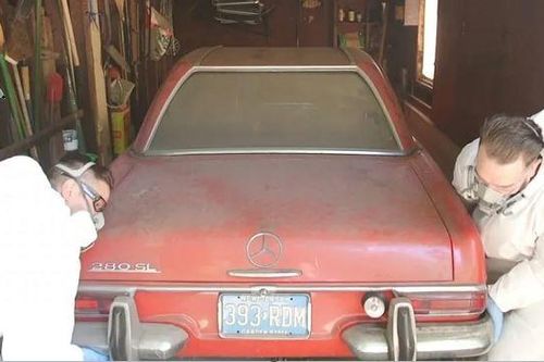 Xem màn kỳ cọ Mercedes-Benz phủ bụi 37 năm lột xác như mới