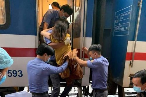 Được bác sĩ hướng dẫn đỡ đẻ qua điện thoại, sản phụ Nghệ An sinh con an toàn trên tàu