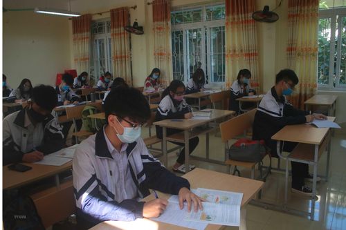 Học sinh lớp 9 và 12 của bốn tỉnh bắt đầu đi học trở lại