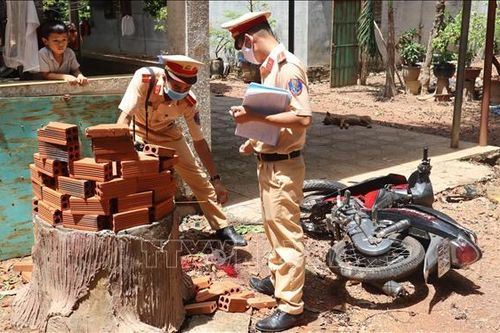 Xe máy tông thẳng vào nhà dân, một người tử vong