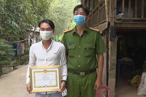 Trao Giấy khen cho các tập thể, cá nhân có thành tích xuất sắc