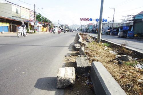 Cần tu sửa dải phân cách
