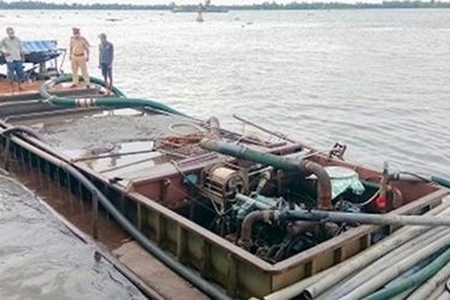 Đấu tranh với tội phạm khai thác cát ở miền Tây