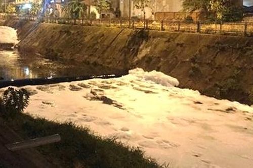 Kênh Ba Bò nghìn tỷ nổi bọt trắng nghi ô nhiễm hữu cơ