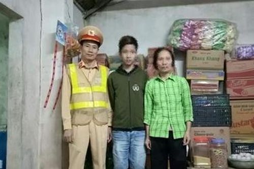 CSGT Hà Nội đưa cháu bé 'bỏ nhà' về với gia đình