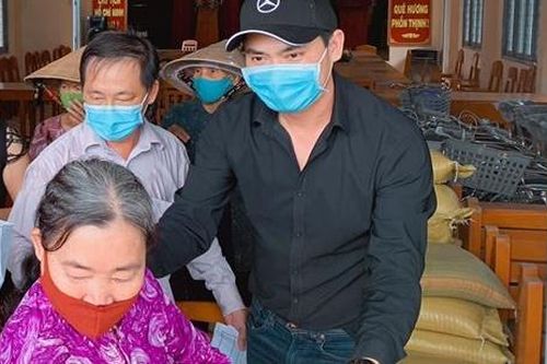Diễn viên Minh Luân phát 4,5 tấn gạo cho người dân miền Tây