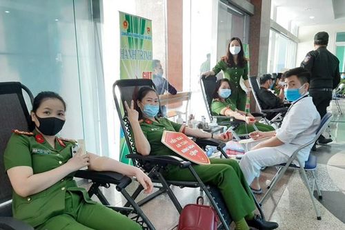 Cảnh sát môi trường Hà Nội tích cực tham gia chương trình 'Giọt máu nghĩa tình'