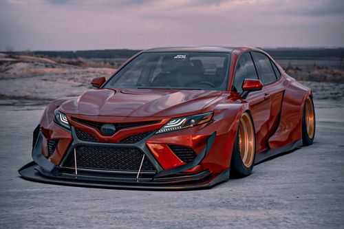 Toyota Camry lột xác dữ dằn với body kit thân rộng
