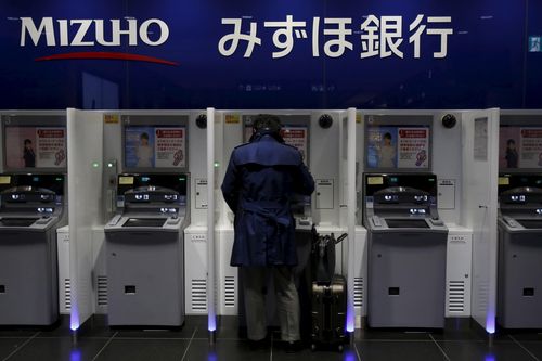 Người Nhật Bản ngại rút tiền từ ATM vì sợ virus corona