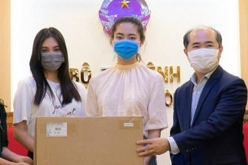 Tiểu Vy, Lương Thùy Linh tặng thiết bị y tế cho bộ đội biên phòng