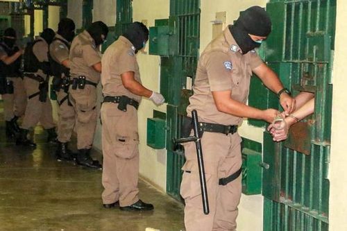 Sau vụ giết người rúng động, El Salvador bắt tù nhân cởi đồ, ngồi sát