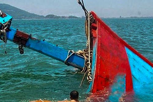 Đâm chìm tàu cá ngư dân, chủ tàu hàng bồi thường 450 triệu