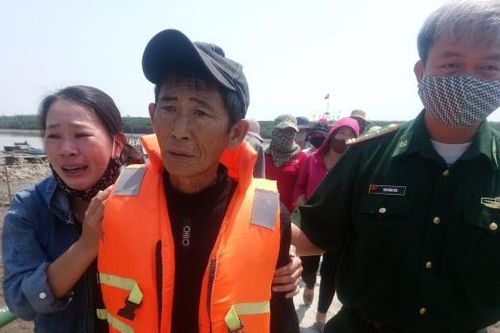 Tàu cá ngư dân bị tàu hàng đâm chìm, 4 người rơi xuống biển