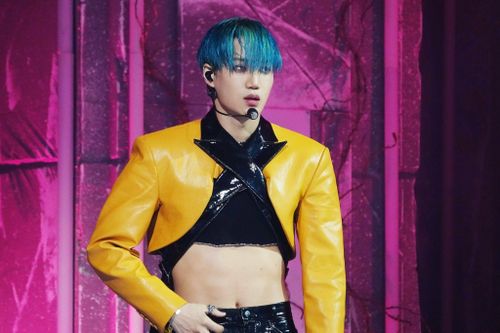 Kai (EXO) chuộng khoe múi bụng, mặc áo crop-top như sao nữ