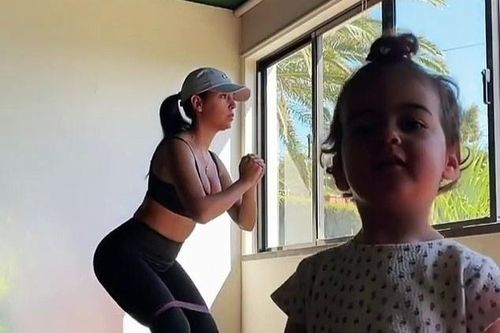 Bạn gái Cristiano Ronaldo tập thể dục cùng con gái khi cách ly tại nhà