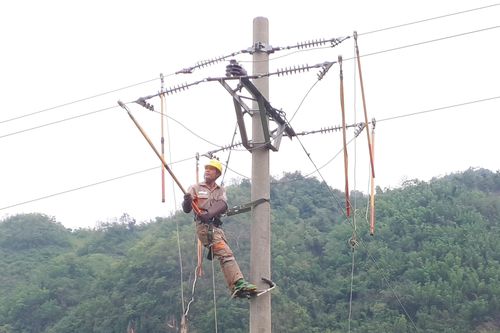 Sơn La: Khôi phục cấp điện trở lại cho khách hàng ảnh hưởng giông lốc