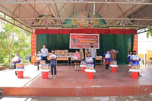 Báo GD&TĐ tặng quà học sinh nghèo huyện biên giới