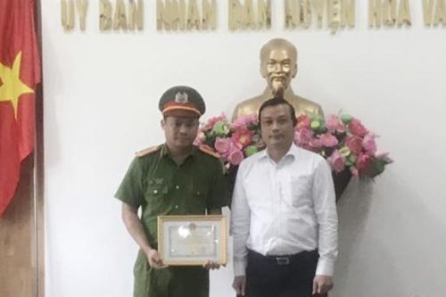 Khen thưởng thành tích đấu tranh, phòng chống tội phạm