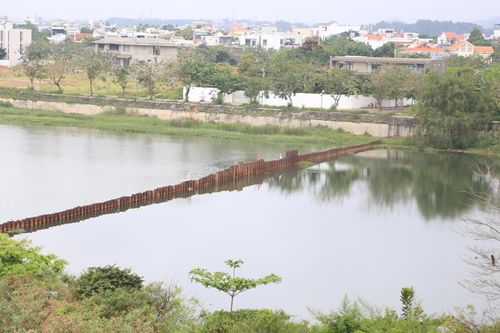 Đà Nẵng làm đập tạm chặn băng sông Cẩm Lệ để ngăn mặn