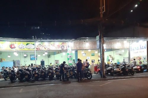 TP. HCM: Quán hàng quanh các trường đại học, cao đẳng đông trở lại