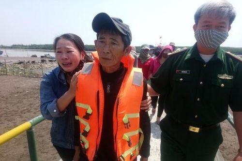 Tàu cá Nghệ An bị đâm chìm, 4 ngư dân lênh đênh ngoài biển