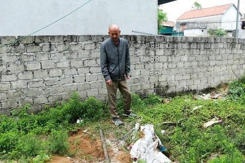 Tài xế lùi xe cán chết bé trai 1 tuổi, dùng đất cát lấp lên phi tang