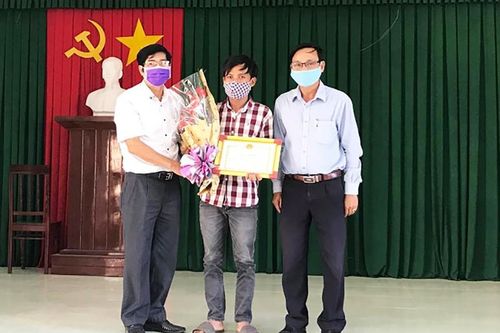 Tuyên dương thanh niên mua ve chai trả lại hơn 200 triệu đồng cho người bị mất