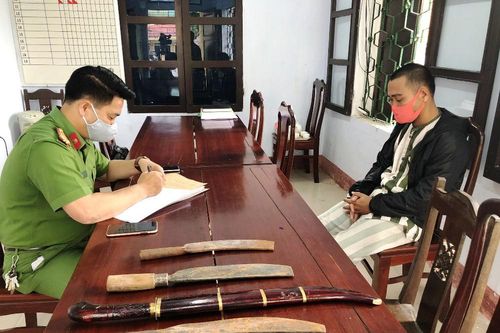 Bắt khẩn cấp đối tượng dùng 'hàng nóng' chém xối xả vào đối phương để giải quyết mâu thuẫn
