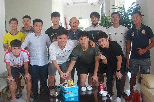HLV Park thăm trò cưng, mừng sinh nhật Xuân Trường