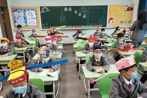 Độc đáo 'mũ giãn cách xã hội' của học sinh Trung Quốc