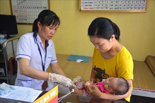 Tiếp tục triển khai tiêm chủng mở rộng an toàn trong mùa dịch COVID-19