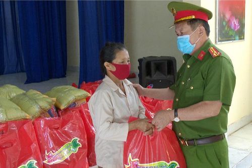 Trao 250 suất quà cho người dân vùng sâu huyện Đức Trọng