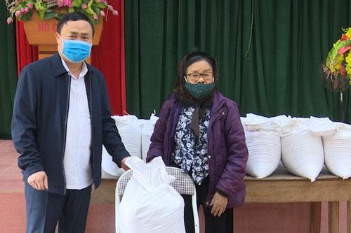 Tiếp nhận và trao gần 2,3 tấn gạo cho hộ nghèo