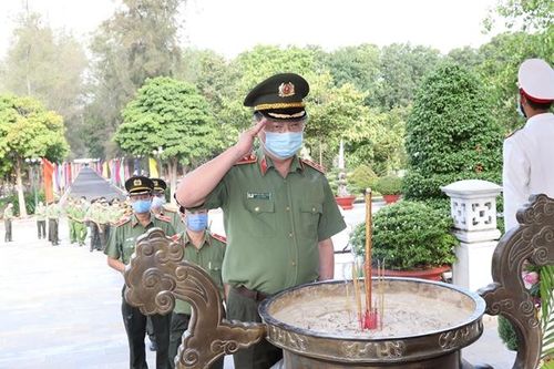 Thứ trưởng Nguyễn Văn Thành viếng Nghĩa trang liệt sỹ Ban ANTƯ cục miền Nam