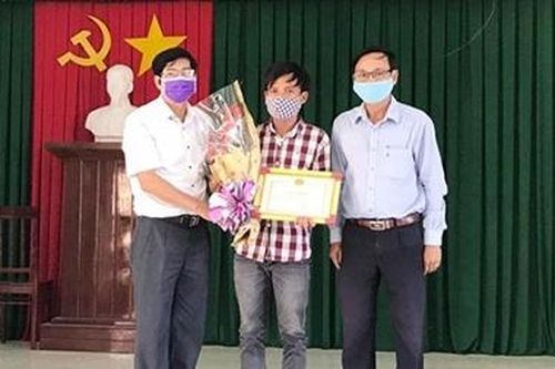 Tặng giấy khen người mua ve chai trả lại tiền, vàng cho người mất