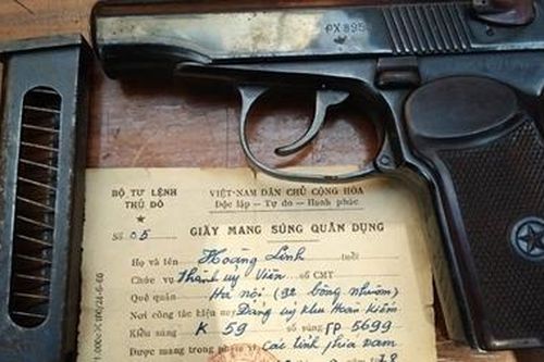Người dân tự giác nộp lại súng K59 cho Công an