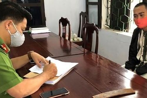 Chém người rồi mang dao kiếm đến Công an đầu thú