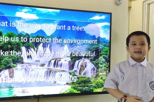 Học sinh lớp 1 diễn thuyết bằng tiếng Anh: Hết dịch bạn sẽ làm gì?