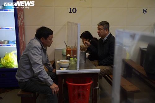 Độc đáo vách ngăn phòng, chống dịch COVID-19 ở các quán ăn Hà Nội